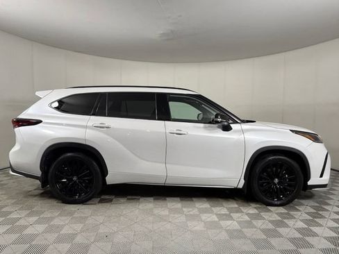 Used 2024 Toyota Highlander XSE FWD image 9