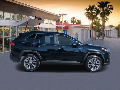 Used 2020 Toyota RAV4 Limited image 2