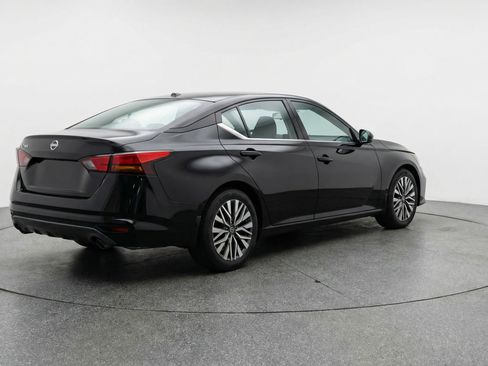 Used 2025 Nissan Altima 2.5 SV image 9