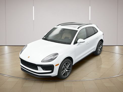 Certified 2026 Porsche Macan AWD/4WD image 32