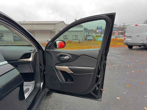 Used 2018 Jeep Cherokee Latitude w/ Safety Group image 14
