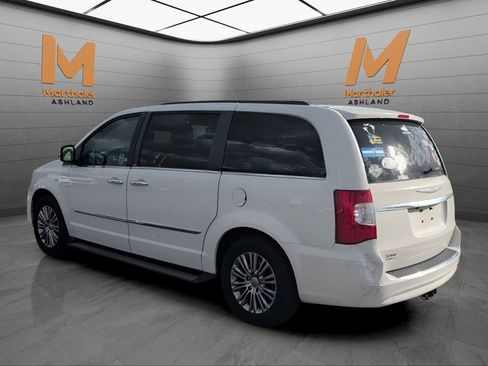Used 2013 Chrysler Town & Country Touring-L w/ Driver Convenience Group FWD image 3