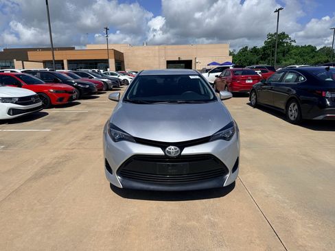 Used 2018 Toyota Corolla LE FWD image 2