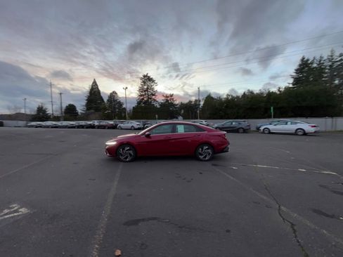 Used 2025 Hyundai Elantra SEL image 16