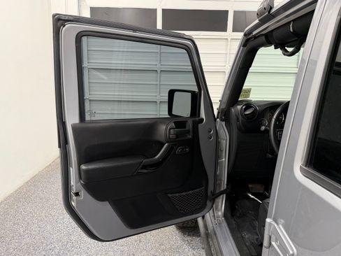 Used 2015 Jeep Wrangler Unlimited Sahara AWD/4WD image 20