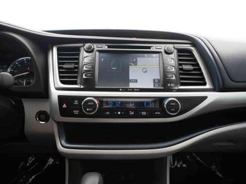 Used 2018 Toyota Highlander XLE image 17