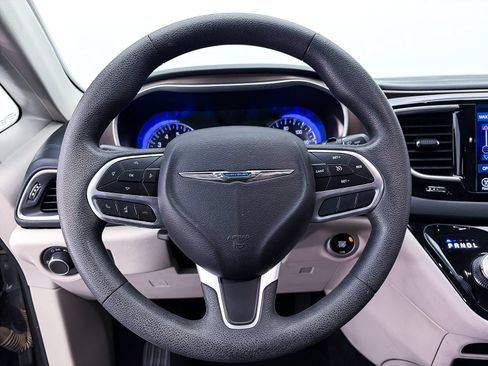Used 2017 Chrysler Pacifica Touring FWD image 23