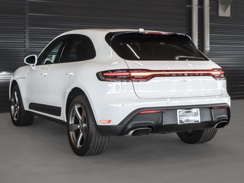 Certified 2024 Porsche Macan AWD/4WD image 3