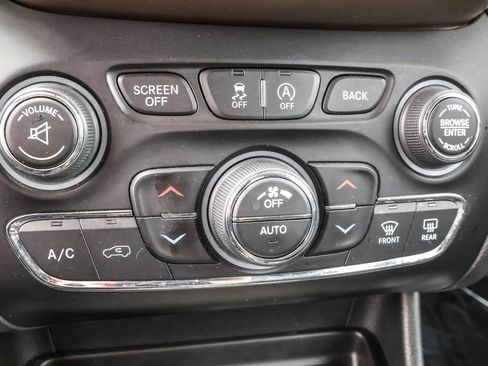 Used 2015 Jeep Cherokee Latitude w/ Comfort/Convenience Group image 23