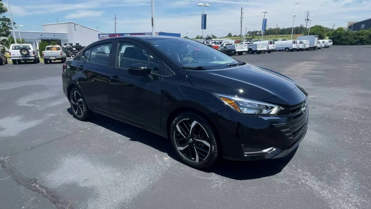 Used 2024 Nissan Versa SR FWD image 2