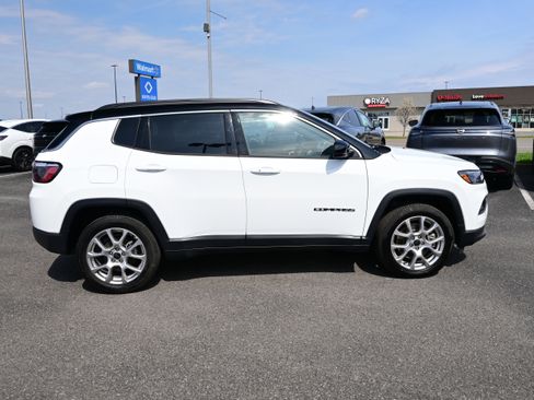 Used 2025 Jeep Compass Limited image 5