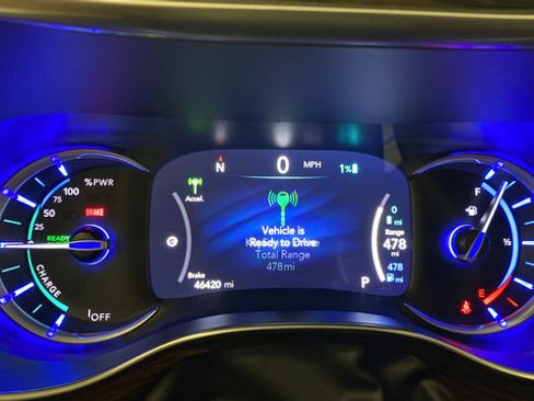 Used 2023 Chrysler Pacifica Limited w/ Uconnect Theater Family Group FWD image 17