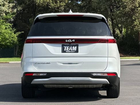 Used 2022 Kia Carnival EX FWD image 5