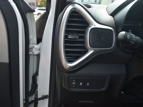 Used 2025 Kia Soul LX w/ LX Technology Package FWD image 12
