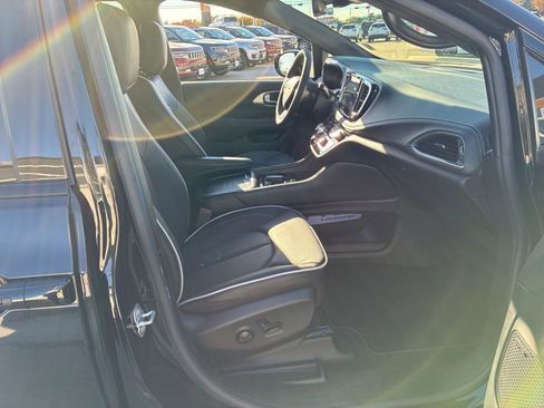 New 2026 Chrysler Pacifica Limited w/ Uconnect Theater Family Group image 24