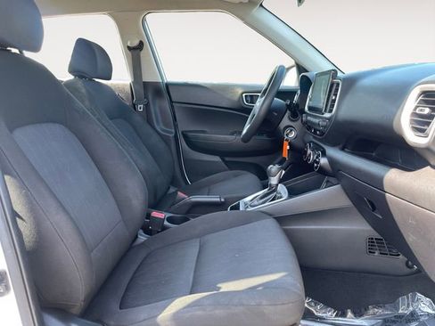 Used 2021 Hyundai Venue SE image 15