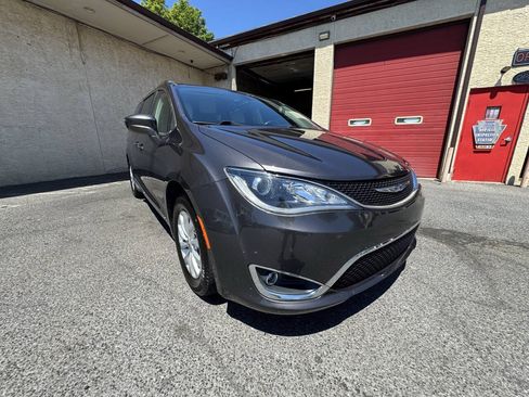 Used 2019 Chrysler Pacifica Touring-L FWD image 11