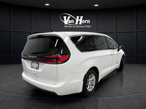 Used 2024 Chrysler Pacifica Touring image 3