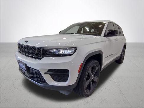 Used 2023 Jeep Grand Cherokee Altitude AWD/4WD image 2