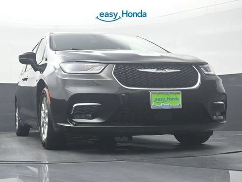 Used 2023 Chrysler Pacifica Touring-L FWD image 28