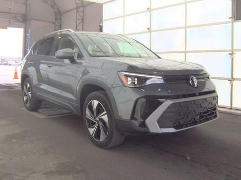 Used 2025 Volkswagen Taos SE AWD/4WD image 2