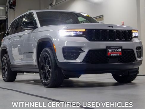 Used 2024 Jeep Grand Cherokee Altitude image 2