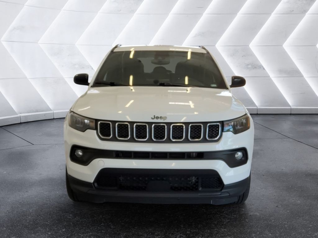 Used 2024 Jeep Compass Latitude AWD/4WD image 2