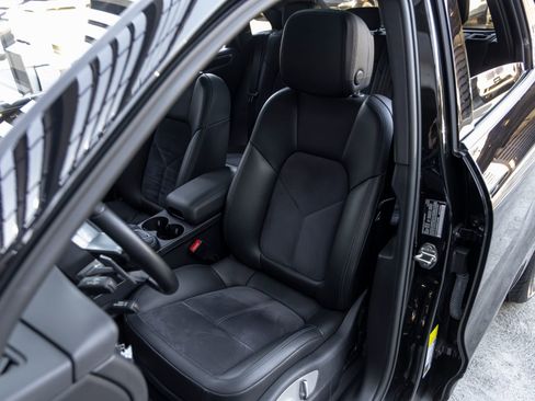 Certified 2021 Porsche Macan AWD/4WD image 5