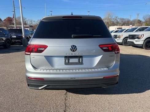 Used 2022 Volkswagen Tiguan SE w/ Panoramic Sunroof Package image 4