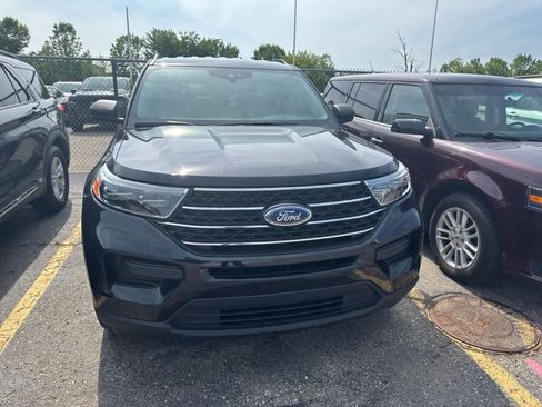 Used 2024 Ford Explorer XLT AWD/4WD image 4