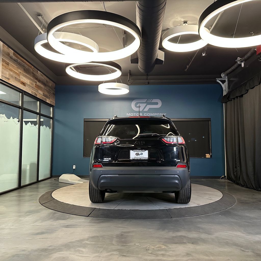 Used 2019 Jeep Cherokee Latitude Plus AWD/4WD image 4