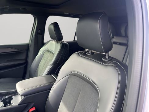 New 2025 Jeep Grand Cherokee Altitude image 27