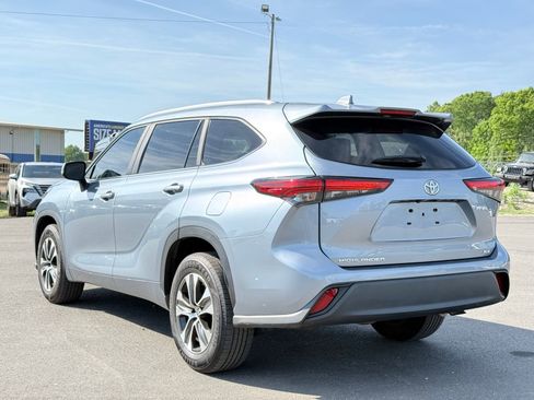 Used 2023 Toyota Highlander XLE image 11