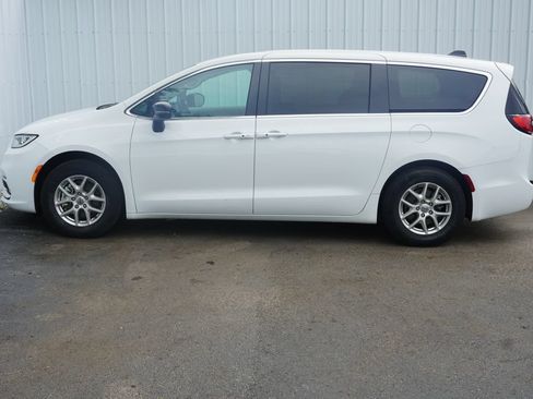 Used 2024 Chrysler Pacifica Touring-L FWD image 3