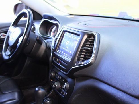 Used 2019 Jeep Cherokee Trailhawk w/ Comfort & Convenience Group image 10