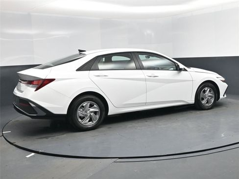 New 2026 Hyundai Elantra SE image 4