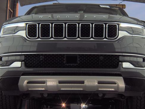 Used 2024 Jeep Wagoneer Series II w/ Premium Group I RWD image 2