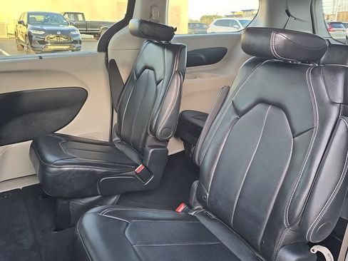 Used 2024 Chrysler Pacifica Touring-L FWD image 13
