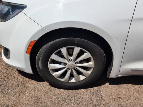 Used 2018 Chrysler Pacifica Touring-L FWD image 6