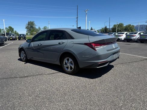 Used 2021 Hyundai Elantra SE FWD image 2