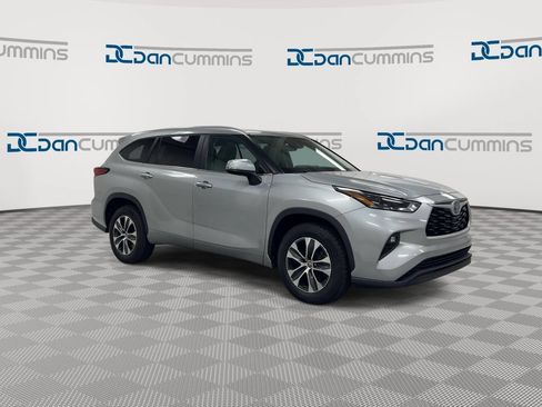 Used 2023 Toyota Highlander XLE FWD image 2
