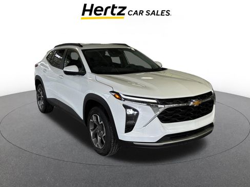 Used 2025 Chevrolet Trax LT image 1