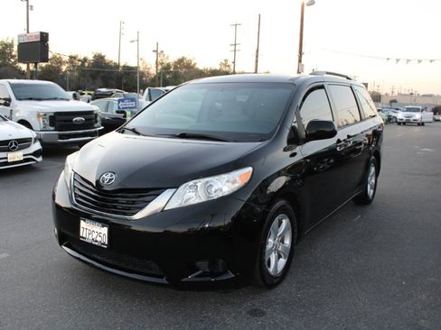 Used 2016 Toyota Sienna LE image 3