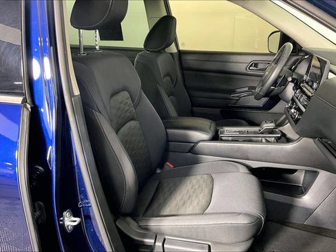 Used 2025 Nissan Pathfinder SV FWD image 10
