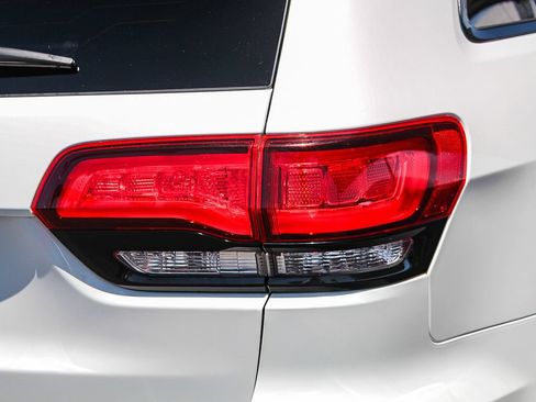 Used 2018 Jeep Grand Cherokee Laredo AWD/4WD image 10