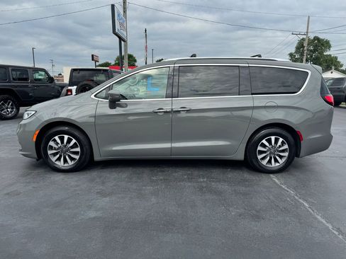 Used 2021 Chrysler Pacifica Touring-L FWD image 2
