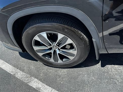 Used 2022 Toyota Highlander XLE AWD/4WD image 14