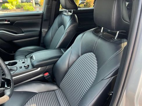 Used 2023 Toyota Highlander XSE AWD/4WD image 14