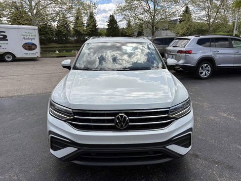 Used 2023 Volkswagen Tiguan SE w/ Panoramic Sunroof Package FWD image 2