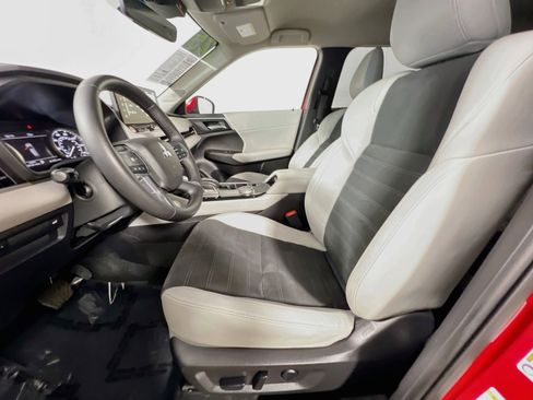 Used 2025 Mitsubishi Outlander SE FWD image 15